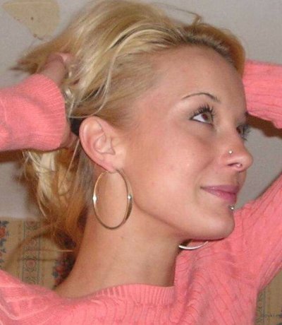 Мини-сисястая красотка отсасывает большой хер