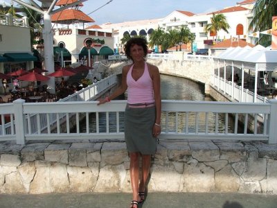 Темноглазая красотка в темных колготках