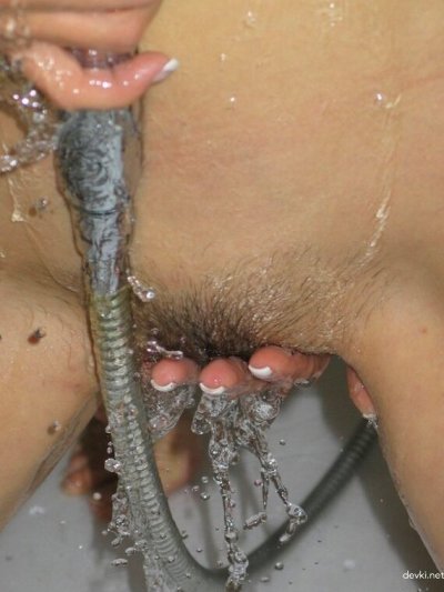 Парень снимает свою девушку в ванной