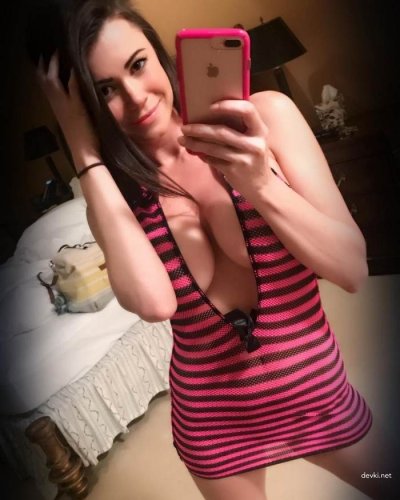 Дерзкие снимки красавиц с обильным декольте