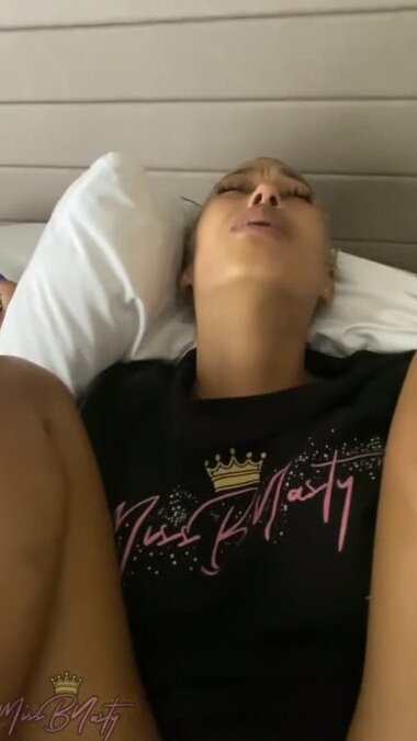 Взрослая женщина открыла перед мной свою задницу и позволила насладиться этим моментом!