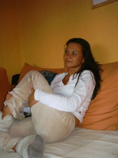 Дама без трусиков показывает свои прелести и занимается сексом