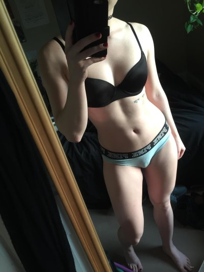 Девочка следит за собой, чтобы оставаться в отличной форме!