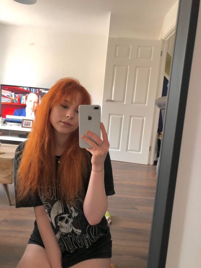 Фото горячей рыжей красотки в одежде и без неё, с показом интимных мест