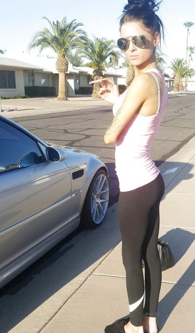 Интимные снимки сексуальной брюнетки в спортивной одежде