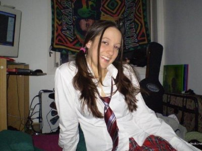 Шаловливая ученица удовлетворяет себя в одиночестве