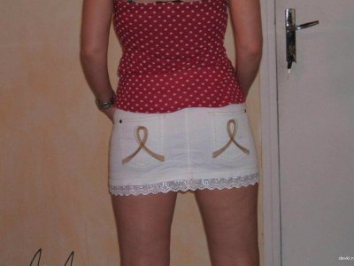 Шикарная красотка с густой промежностью обожает позировать перед камерой