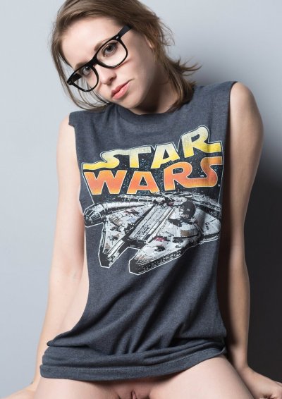 Юная рыжая красотка в очках: порно-сайт для взрослых 18+