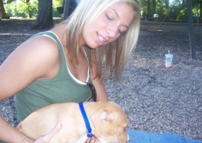 Бюстушка позирует перед камерой