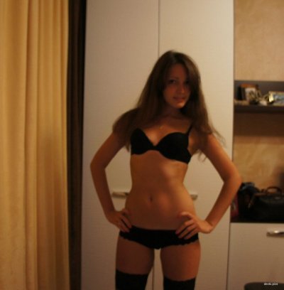 Сексуальная девушка из России раздевается до гола