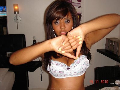 Эбонитовая красотка облизывает огромный пенис