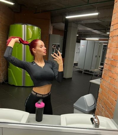 Сексапильная дама не против показать свои обнаженные прелести