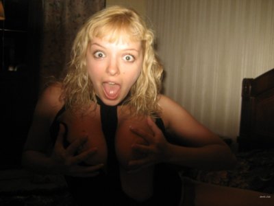 Веселая красотка показала грудь обнаженная на частных снимках