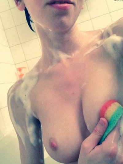 Купается, демонстрируя гладко выбритую промежность