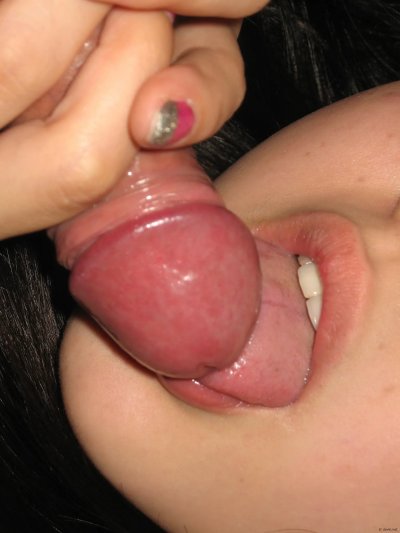 Азиатская красотка умело обслуживает член