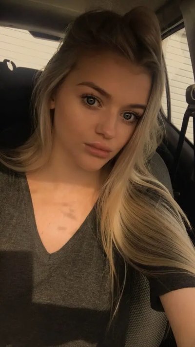 Молоденькая длинноногая красоточка раздевается и показывает свое прекрасное тело