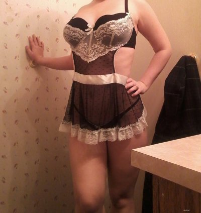 Пышка продемонстрировала свои формы в уютной обстановке