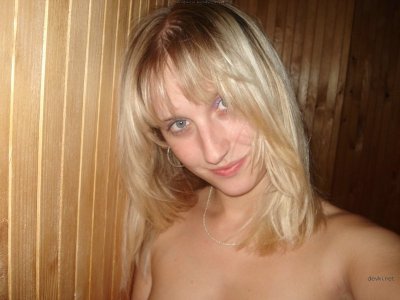 Воткнул пальчик в сочную киску