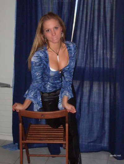 Пышная красотка с огненными волосами