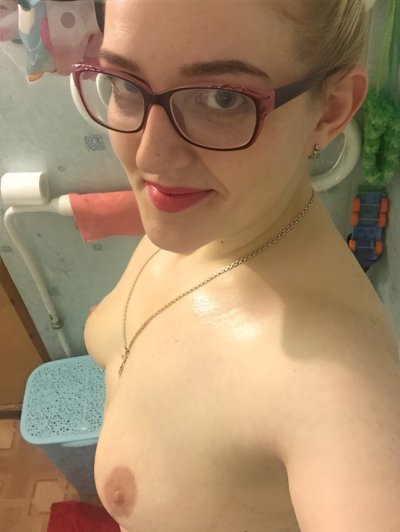 Соблазнительная русская блондиночка широко раскрывает свои прелести