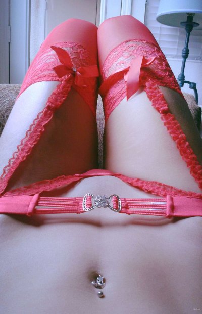 Милашка нежно ласкает конец парня