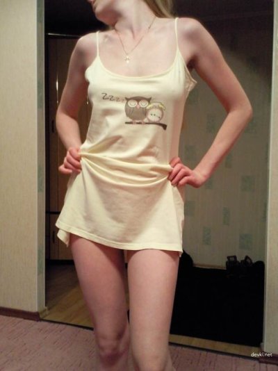 Привлекательная молодая леди раздевается до трусиков