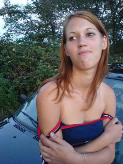 Обнаженная красотка на улице и в своем доме