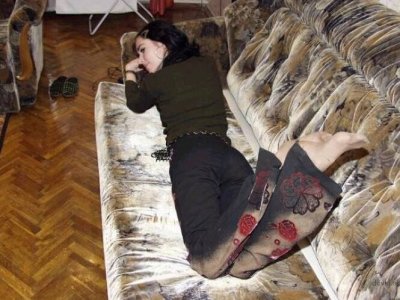 Снимает себя в лежачей позе на диване