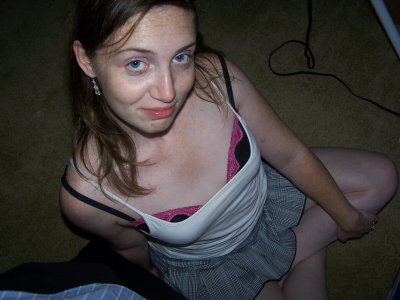 Сексуальная барышня с веснушками вызывающе позирует