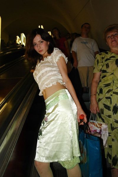 Милашка показывает свои прелести в общественном транспорте