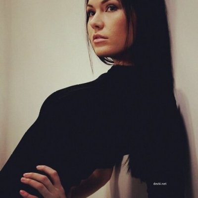 Красотка позирует на телефончик - развратно и вызывающе!