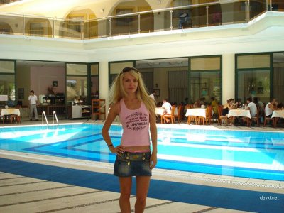 Русская блондинка за границей позирует без одежды