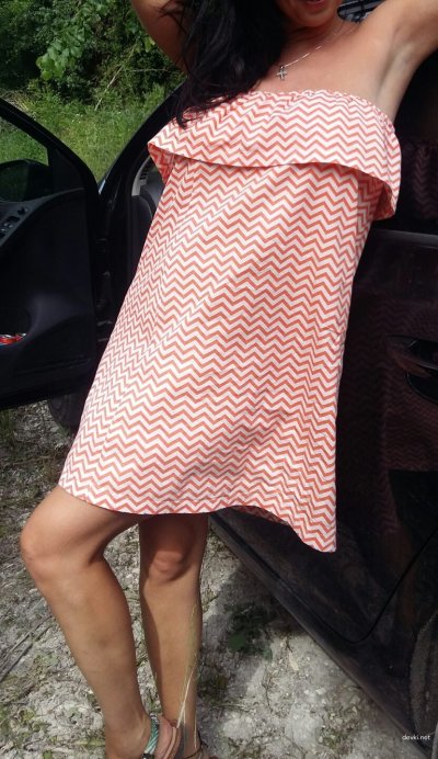 Шикарная дама без одежды на кресле в автомобиле