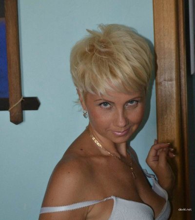 Опытная женщина принимает участие в оргии на порносайте