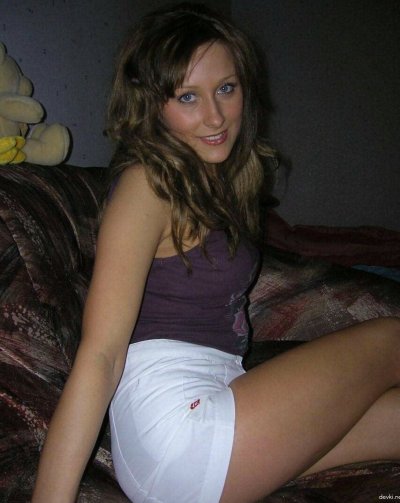 Привлекательная дама показывает свои прелести перед камерой