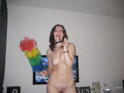 Раздетая красавица наводит порядок в квартире с огоньком!