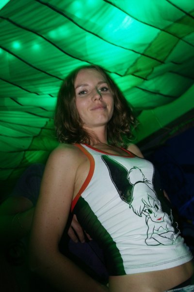 Голая дама в русском варианте: Пикантная красотка без лифчика