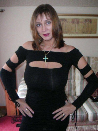 Девушка с пышной грудью раскрепостилась и раздевается для вас!