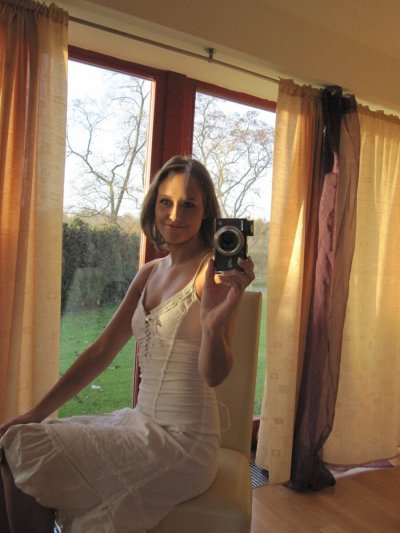 Сексуальная красотка делает снимки своего тела