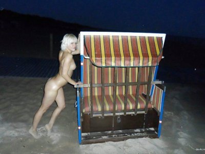 Интимные снимки раздетой блондинки на море