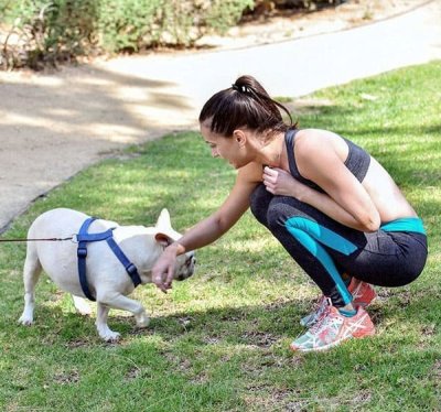 Фитнес-кошечка на улице продемонстрировала свои прелести