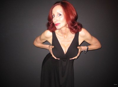 Опытная красавица с пластиковыми дойками