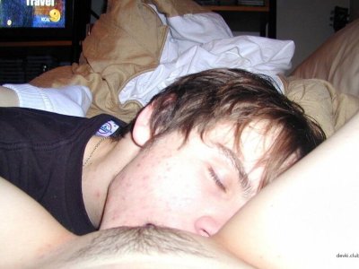 Молоденькая красотка сосет член своему другу