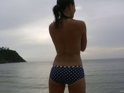 Сексуальная красавица наслаждается страстным приключением!