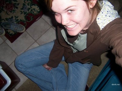 Бухая девочка демонстрирует свою пушистую киску