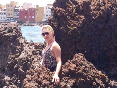 Хочешь посмотреть, как дама демонстрирует свои откровенные снимки?