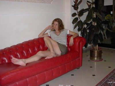 Опытная леди демонстрирует свою интимную зону