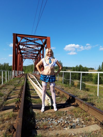 Развратная блондиночка без нижнего белья на прогулке