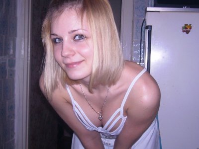 Сексуальная красотка демонстрирует свои прелести в откровенных позах