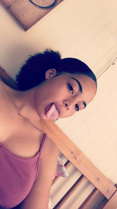 Сексуальные снимки мулатки с обворожительной грудью.